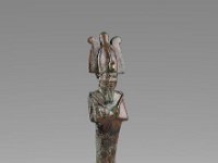 Aeg B 19  Aeg B 19, Gegend von Assuan, Spätzeit, Osiris, Bronzeguss, H 11,0 cm, B 2,6 cm, T 2,4 cm : Bestandskatalog Ägypten, Museumsfoto: Claus Cordes